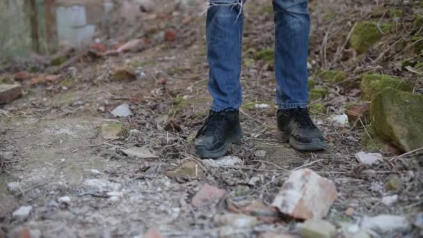 un vaporisateur vide peut tomber à côté des pieds de l'adolescent et le gars part. Le garçon a jeté la bombe vide hors de la peinture et est parti. 