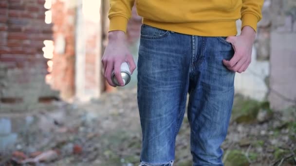Ein Jugendlicher Hält Eine Spraydose Der Hand Lässt Sie Los — Stockvideo