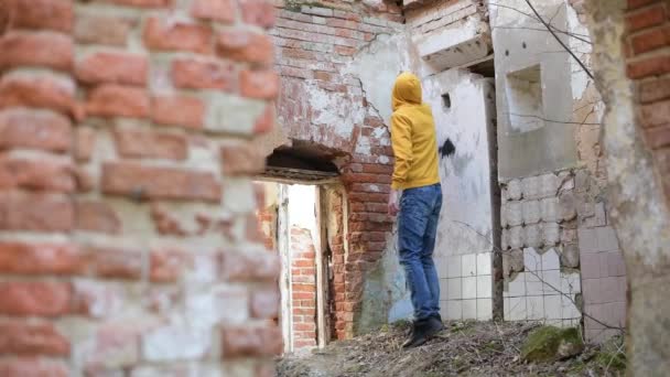 Genç Adam Terk Edilmiş Bir Binanın Duvarına Sprey Boya Çiziyor — Stok video