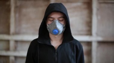 Solunum cihazındaki bir genç aşağıya bakıyor. Kapat.