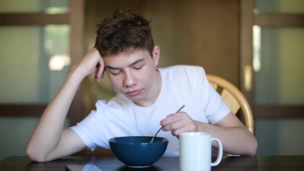 Adolescente Sonolento Come Mingau Cereal Manhã Cedo Perto — Vídeo de Stock