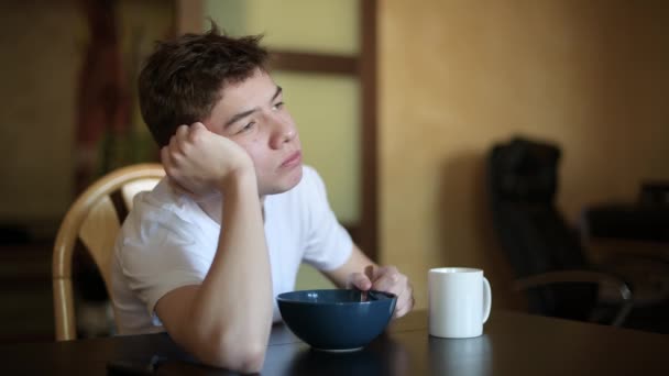 Ein Teenager Mit Schläfrigem Gesicht Schaut Untätig Aus Dem Fenster — Stockvideo