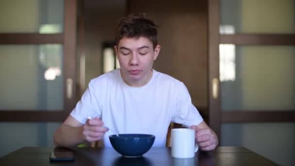 Adolescente Mangia Porridge Beve Guardando Fuori Dalla Finestra Schoolboy Colazione — Video Stock