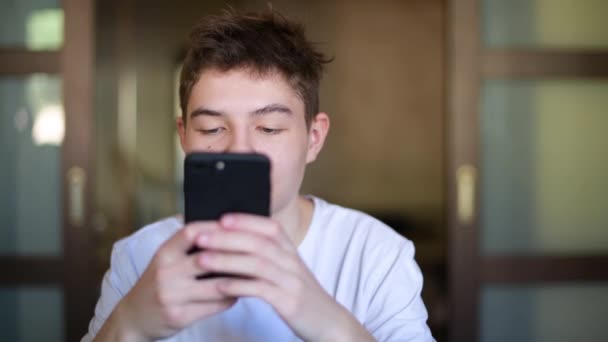 Teenager Schreibt Sms Auf Dem Smartphone Aus Nächster Nähe — Stockvideo