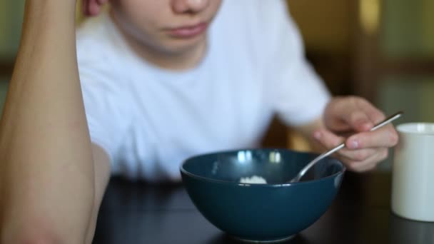 Primer Plano Plato Con Gachas Arroz Adolescente Perezosamente Recogiendo Gachas — Vídeos de Stock