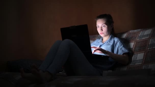 Trabajando Portátil Con Comida Chica Trabaja Ordenador Tarde Casa Come — Vídeos de Stock