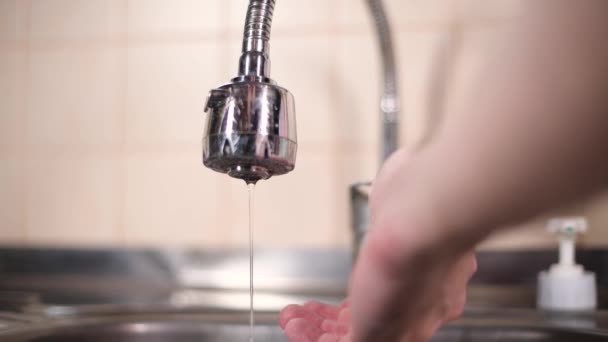 Hombre Abre Grifo Cocina Pero Llega Agua Superposición Agua Apagando — Vídeos de Stock