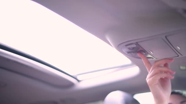 Κορίτσι Πατάει Κουμπί Για Κλείσει Την Καταπακτή Στο Αυτοκίνητο Και — Αρχείο Βίντεο