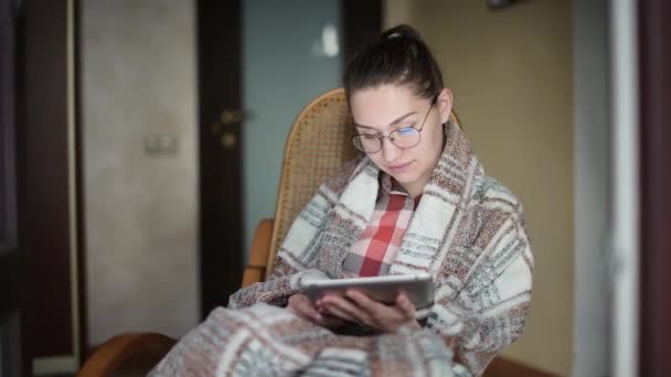 Девушка Кресле Качалке Планшетом Руках Просматривающей Интернет Читающей Книгу Молодая — стоковое видео