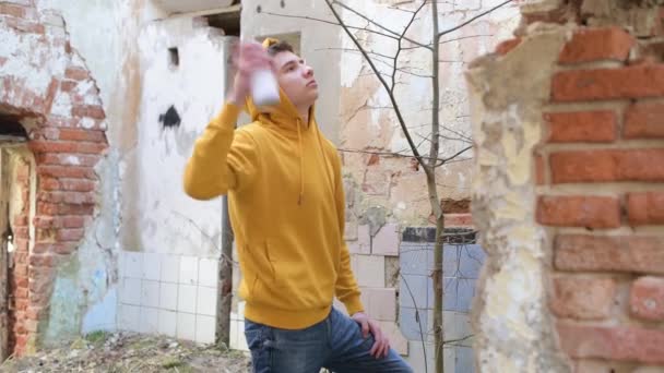 Молодий Хлопець Малює Стіні Покинутого Будинку — стокове відео
