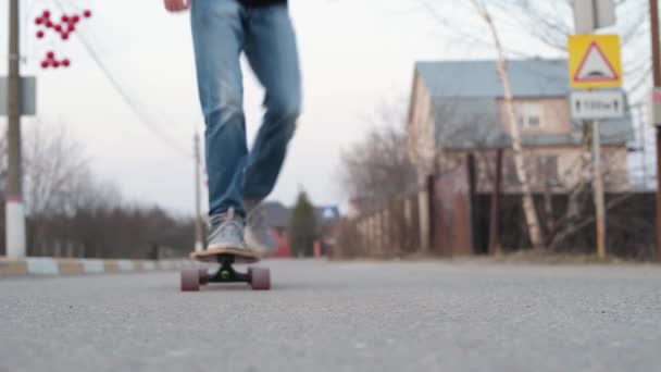 10代はスケートボードのカメラに非常に近い足のクローズアップ 短いバージョン — ストック動画