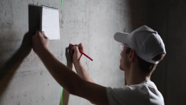 Maître Décoration Prend Des Notes Sur Mur Aide Crayon Des — Video