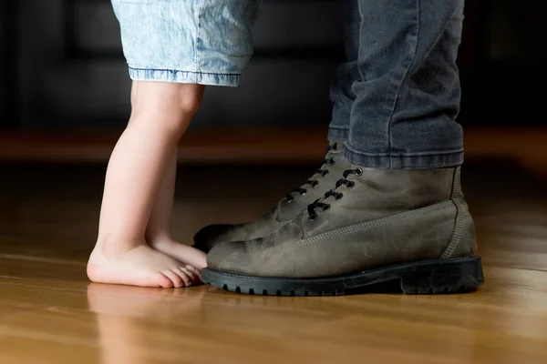 Uma Menina Com Pés Descalços Está Frente Seu Pai Corredor — Fotografia de Stock
