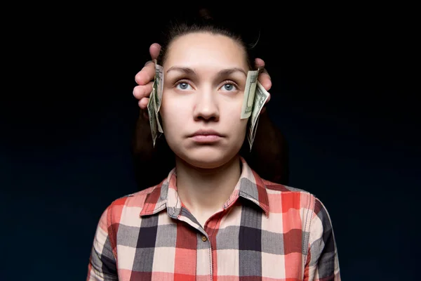 Μια Νεαρή Γυναίκα Κοιτάζει Ψυχρά Στο Κενό Αυτιά Της Καλυμμένα — Φωτογραφία Αρχείου