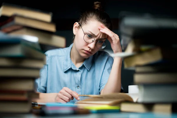 Aluno Olha Cansativamente Para Materiais Estudo Mas Continua Estudar Tarde — Fotografia de Stock