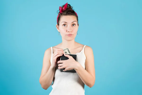 Une Fille Dans Shirt Bandana Détient Une Boîte Économies Espèces — Photo