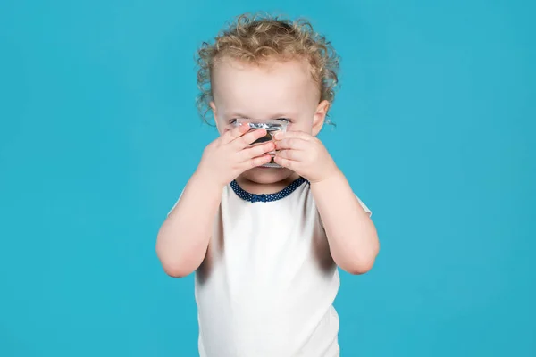 Yaşındaki Kıvırcık Bebek Yüzüne Prezervatif Takıyor Mavi Üzerine Izole Edilmiş — Stok fotoğraf