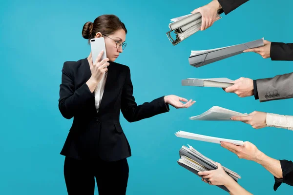 Business Young Woman Business Suit Speaks Phone Time Many Hands — Stock Photo, Image