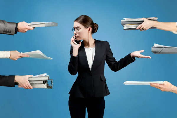 Business Woman Distracted Employees Various Issues Handing Her Documents File — Stock Photo, Image