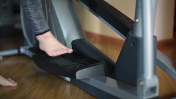 Uma Menina Descalça Fica Pedal Elipsoide Começa Treinar Close Pernas — Vídeo de Stock