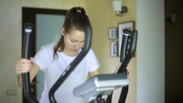 女孩去椭球 开始计划 开始锻炼并完成它 健身机和家庭运动 — 图库视频影像