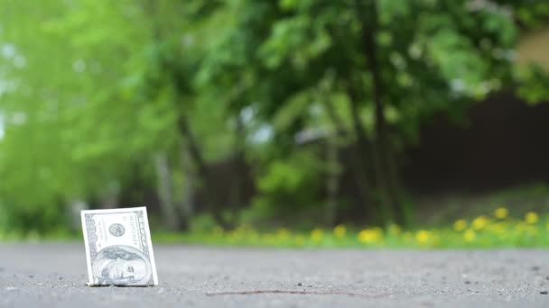 女孩在街上发现了一张美元的钞票 幸运的女人筹钱 — 图库视频影像