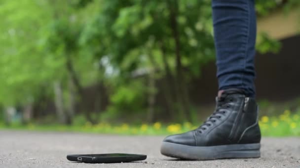 Het Meisje Vindt Een Smartphone Straat Pakt Hem Van Het — Stockvideo