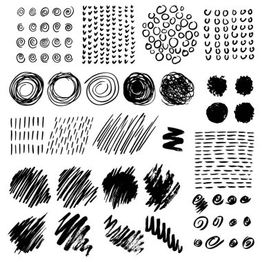 Farklı şekillerde büyük grunge lekeleri. Fırça ve mürekkeple boyanmış. Çizgiler, spiraller, daireler, yuvalar, işaretler, çizgiler, noktalar, yuvarlaklar, kıvrımlar. El çizimi vektör tasarımı elementleri. Beyaz üzerine siyah izole edilmiş.