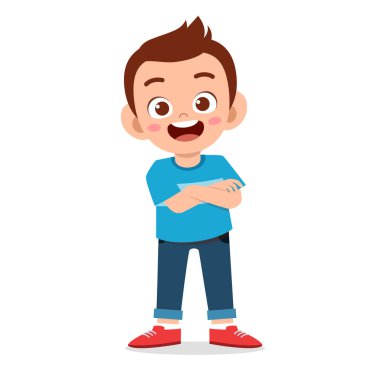 Mutlu sevimli gülümsemeli çocuk kollarını kavuşturdu.