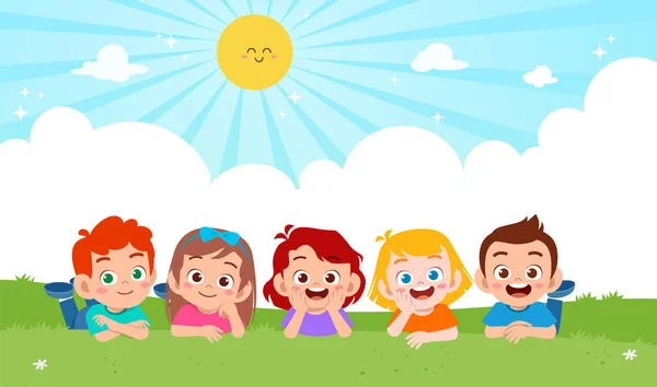 Mutlu tatlı çocuk ve kız çimlerin üzerinde uzanır