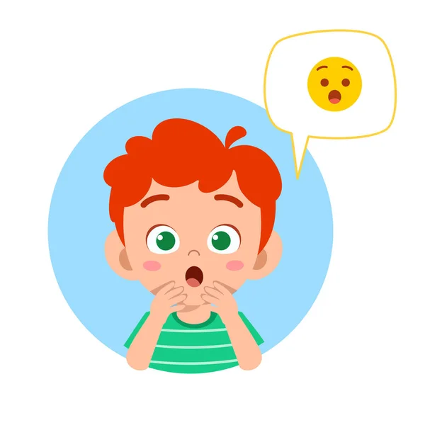 Gelukkig schattig jongen met emoji expressie — Stockvector