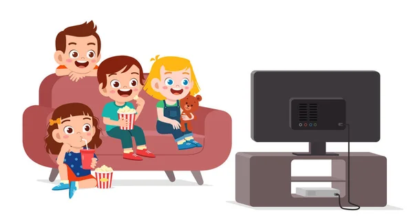 Счастливый милый ребенок смотреть телевизор с семьей вместе — стоковый вектор
