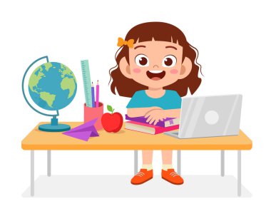 Mutlu ıstaka çocuk masada ders çalışıyor.