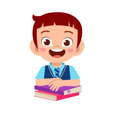 Mutlu şirin çocuk gülümseyerek ders çalışıyor.