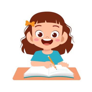 Mutlu şirin çocuk gülümseyerek ders çalışıyor.