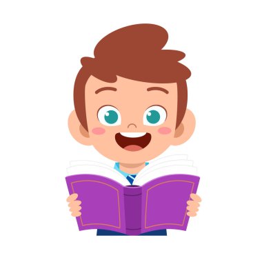 Mutlu şirin çocuk gülümseyerek ders çalışıyor.