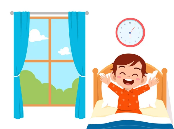 Feliz lindo niño pequeño despertar en la mañana — Vector de stock