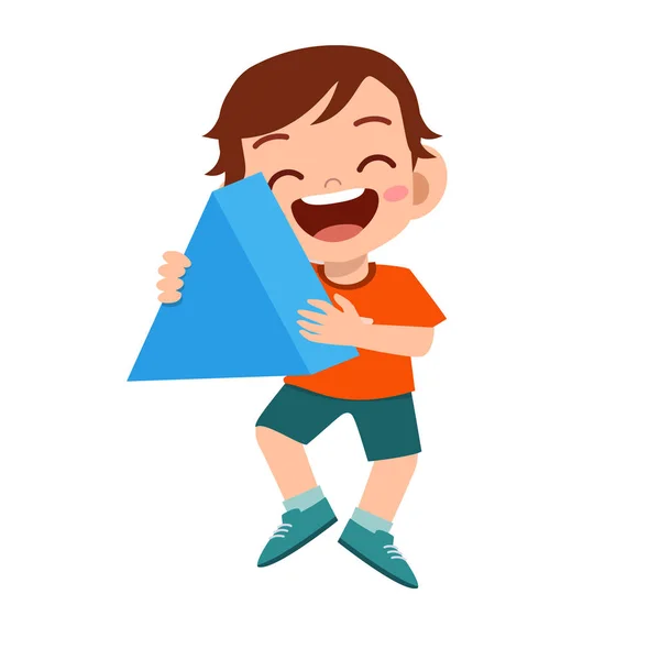 Щасливий милий хлопчик тримає форму трикутника — стоковий вектор
