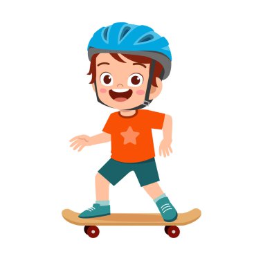 Mutlu küçük çocuk kaykay oynuyor.