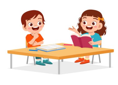 Mutlu küçük çocuklar, erkek ve kız ders çalışıyor.