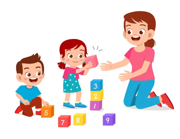 Mutlu küçük çocuklar, erkek ve kız öğretmenle ders çalışıyor.