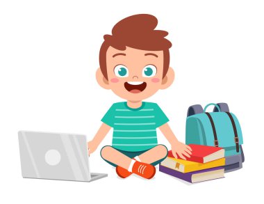 Mutlu küçük çocuk laptopu kullanarak ders çalışıyor.