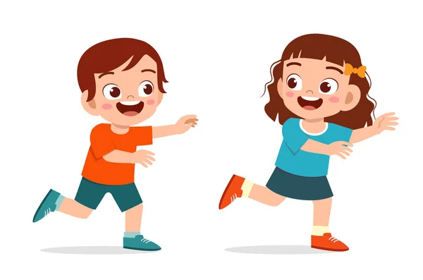 Boldog aranyos kissrác fiú és lány játszani run tag — Stock Vector