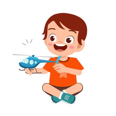 Mutlu küçük çocuk oyuncaklarla oynuyor