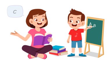 Mutlu küçük çocuk annesiyle ders çalışıyor.