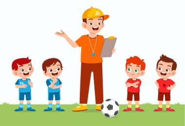 Mutlu küçük çocuk arkadaşıyla futbol oynuyor.