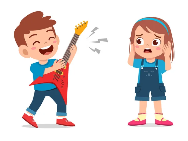 Szczęśliwy Słodkie Mały Chłopiec Grać Gitarze Dla Zirytować Przyjaciel — Wektor stockowy