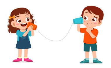 Küçük tatlı çocuk ve kız oyuncak telefon oynuyorlar.