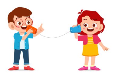 Küçük tatlı çocuk ve kız oyuncak telefon oynuyorlar.