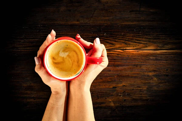 Маникюрные Руки Молодой Женщины Держат Чашку Кофе Сверху Фоне Деревянного — стоковое фото